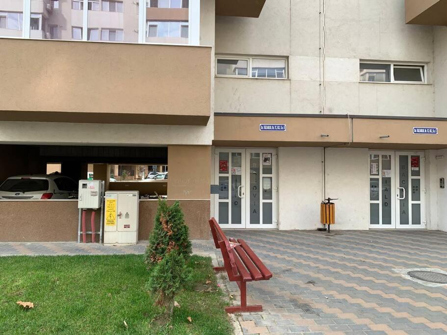 Lovely Bacau 1 Bedroom Apartment Kültér fotó